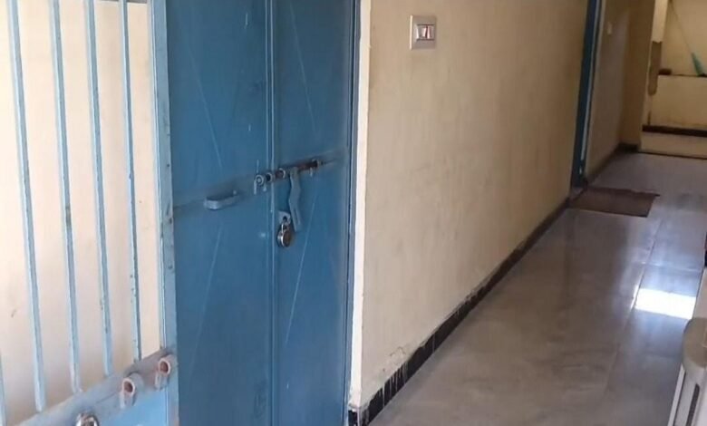 सिरोही. रेवदर जलदाय विभाग कार्यालय में कमरों पर लगी रही - नदारद जिम्मेदार Sirohi. Rooms in the Revdar Water Supply Department office remained locked - responsible persons were absent.