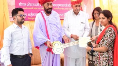 सिरोही. मुख्यमंत्री जन आवास योजना के तहत आवास आवंटन पत्र वितरित किए- पंचायतराज राज्यमंत्री ओटाराम देवासी का मुख्य आतिथ्य रहा। Sirohi. Housing allotment letters were distributed under the Chief Minister's Public Housing Scheme - Minister of State Otaram Dewasi was the chief guest.