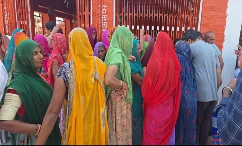 सिरोही. पिण्डवाड़ा उपखंड के वाटेरा गांव में विशेष ग्राम सभा - खनन परियोजना के विरोध में प्रस्ताव पारित- वाटेरा में नहीं होने देंगे सांसद खेल महोत्सव Sirohi. A special village meeting was held in Watera village of the Pindwara subdivision. A resolution was passed opposing the mining project. The MP will not allow the sports festival to be held in Watera.