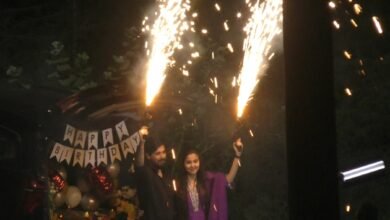 सिरोही. फोरलेन पर ज्वलनशील पदार्थों से भरे टैंकर गुजरने वाले स्पॉट पर बर्थ डे पार्टी सेलेब्रेशन करते युवा। Sirohi. Youths celebrating birthday party at the spot where tankers filled with flammable materials pass on the four lane.