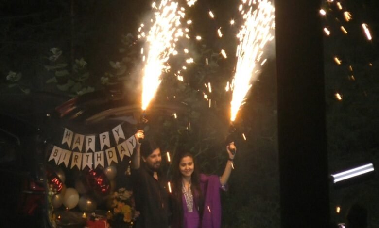 सिरोही. फोरलेन पर ज्वलनशील पदार्थों से भरे टैंकर गुजरने वाले स्पॉट पर बर्थ डे पार्टी सेलेब्रेशन करते युवा। Sirohi. Youths celebrating birthday party at the spot where tankers filled with flammable materials pass on the four lane.