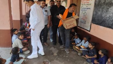 सिरोही व्हाट्सएप समूह ‘पहल’ की ओर से आदिवासी क्षेत्र में जरूरतमंद परिवारों को गर्म वस्त्र व खात्र सामग्री वितरित Sirohi WhatsApp group 'Pahal' distributed warm clothes and food items to needy families in the tribal area.