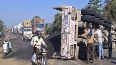 सिरोही. रेवदर-मंडार एनएच पर गड्ढों से बढ़ रहे हादसे - बेकाबू ट्रोलर पलटा Sirohi. Potholes on the Revdar-Mandar NH are increasing accidents – an out-of-control troller overturned.