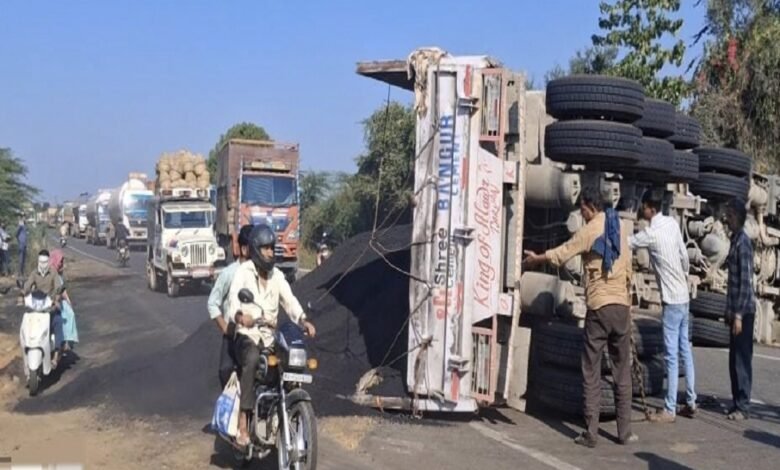 सिरोही. रेवदर-मंडार एनएच पर गड्ढों से बढ़ रहे हादसे - बेकाबू ट्रोलर पलटा Sirohi. Potholes on the Revdar-Mandar NH are increasing accidents – an out-of-control troller overturned.