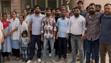 सिरोही. राजकीय मेडिकल कॉलेज के अधीन संचालित जिला अस्पताल में कार्यरत संविदा कार्मिकों की सेवाएं एक ही आदेश में समाप्त कर दी गई Sirohi. The services of contract employees working at the district hospital operated under the Government Medical College were terminated in a single order.