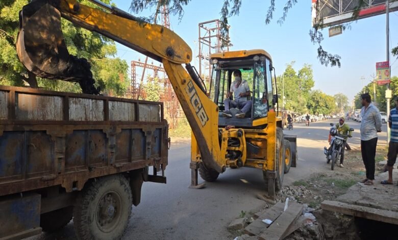 सिरोही. नगर परिषद से सटा नाला लम्बे समय से अवरुद्ध- प्रशासक के निर्देश पर हुई सफाई Sirohi. The drain adjacent to the Municipal Council has been blocked for a long time – cleaned on the instructions of the administrator.