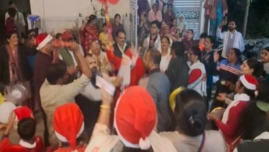 सिरोही. मसीह समुदाय की ओर से क्रिसमस की तैयारियों को अंतिम रूप - केरोल ग्रुप ने भक्ति गीतों से बांटी प्रभु के जन्मोत्सव की खुशियां Sirohi: The Christian community is finalizing preparations for Christmas - Carol groups spread the joy of the Lord's birth through devotional songs.