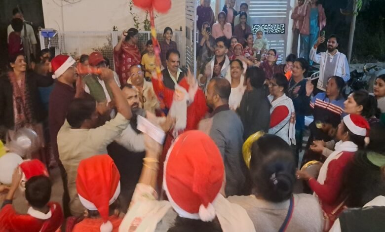 सिरोही. मसीह समुदाय की ओर से क्रिसमस की तैयारियों को अंतिम रूप - केरोल ग्रुप ने भक्ति गीतों से बांटी प्रभु के जन्मोत्सव की खुशियां Sirohi: The Christian community is finalizing preparations for Christmas - Carol groups spread the joy of the Lord's birth through devotional songs.