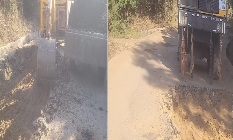 सिरोही. गोयली गांव में पीपलकी मार्ग पर अटल गौरव पथ निर्माण के लिए उखाड़ दी डामर रोड Sirohi: The asphalt road on Piplaki road in Goyali village was dug up for the construction of Atal Gaurav Path.