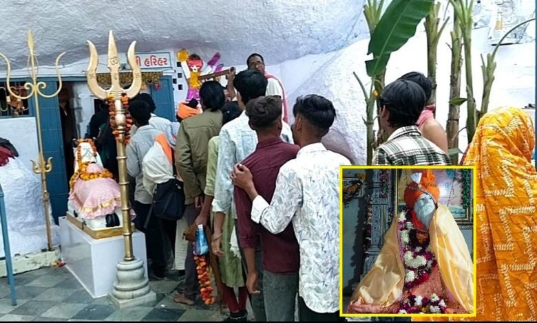 सिरोही. ईसरा के समीप वास्तानेश्वर में साधु-संतों का मेला - आबू की पहाडिय़ों में गुंजायमान रहा हर बम का जयकारा Sirohi. A fair of साधुs and saints was held at Vastaneshwar near Isra - the chants of "Har Bam" echoed through the Abu hills.