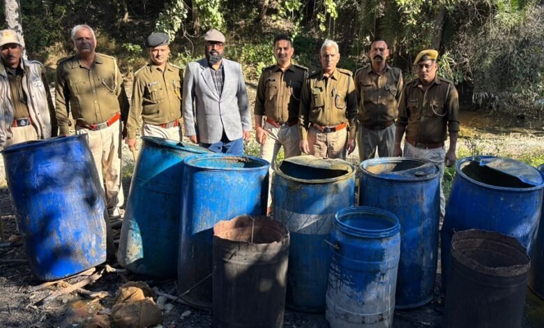 सिरोही. आबकारी महकमे ने आबूरोड व सिरोही हथकढ़ पर मारा छापा- सात भट्टियां तोड़ी Sirohi: The Excise Department raided illegal liquor distilleries in Abu Road and Sirohi – seven stills were destroyed.