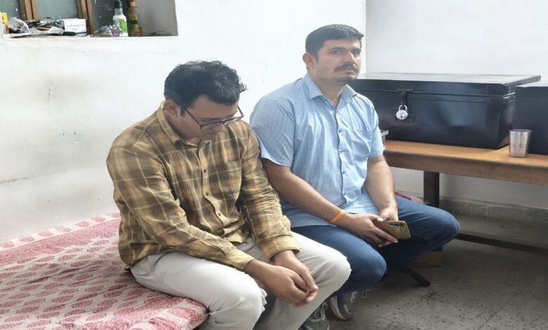 सिरोही. चिकित्सा एवं स्वास्थ्य विभाग में रिश्वत का बड़ा खेल- रेवदर बीसीएमओ रंगे हाथ गिरफ्तार Sirohi: Major bribery scandal in the Medical and Health Department - Reodar BCMO arrested red-handed.