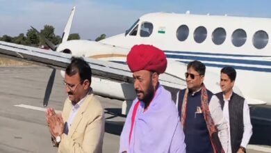 सिरोही में हवाई पट्टी के बाहर उप मुख्यमंत्री को काले झंडे दिखाते एनएसयूआई कार्यकर्ता NSUI activists showing black flags to the Deputy Chief Minister outside the airstrip in Sirohi. सिरोही. उप मुख्यमंत्री प्रेमचंद बैरवा मीडिया के सवालों से बचने के लिए निजी यात्रा का हवाला देकर निकलने का प्रयास किया Sirohi: Deputy Chief Minister Premchand Bairwa tried to leave by citing a private visit to avoid media questions.