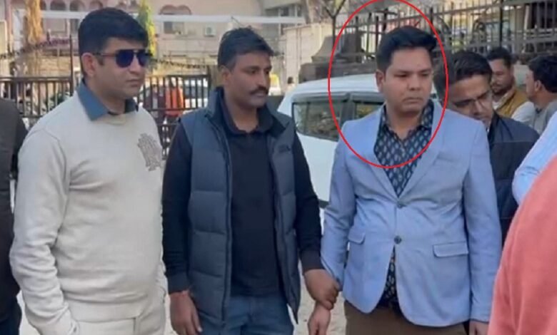 सिरोही मेडिकल कॉलेज का प्रिंसीपल घूस लेते गिरफ्तार - मैस ठेका रिन्यूल व बिल पास करने की एवज में मांगी रिश्वत Principal of Sirohi Medical College arrested for accepting bribe - demanded bribe for renewing the mess contract and passing bills.