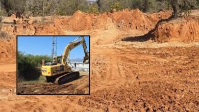 सिरोही. रोहिड़ा में फोरलेन से सटे सरगामाता मंदिर के पीछे मशीनों से मिटटी का बड़े पैमाने पर खनन Sirohi: Large-scale soil mining is being carried out with machines behind the Sargamata temple which is located next to the four-lane highway in Rohida