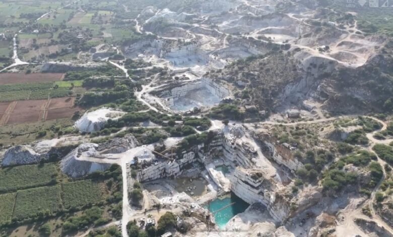 सिरोही. सेलवाड़ा की खदानों में अवैध खनन की शिकायत पर ड्रोन सर्वे- दो माइंस में ही मिला हजारों मीट्रिक टन अवैध खनन Sirohi: Drone survey following complaints of illegal mining in Selvada mines revealed thousands of metric tons of illegal mining in just two mines.