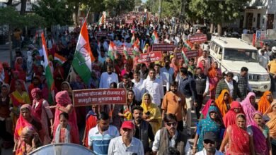 सिरोही. कांग्रेस ने धरना-प्रदर्शन करते हुए राज्य सरकार व प्रशासन को कठघरे में खड़ा किया Sirohi. Congress staged a sit-in protest, challenging the state government and administration.
