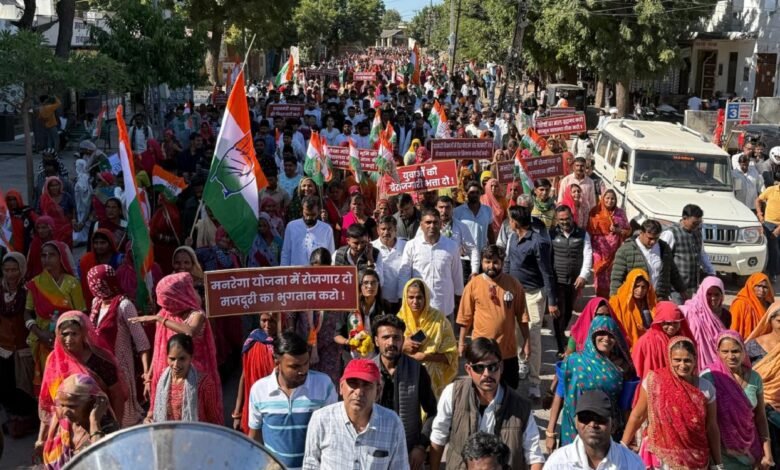 सिरोही. कांग्रेस ने धरना-प्रदर्शन करते हुए राज्य सरकार व प्रशासन को कठघरे में खड़ा किया Sirohi. Congress staged a sit-in protest, challenging the state government and administration.