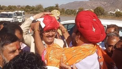 सिरोही. राज्यमंत्री ओटाराम देवासी ने उप मुख्यमंत्री प्रेमचंद बैरवा को पहनाई लाल पगड़ी Sirohi: State Minister Otarama Dewasi presented a red turban to Deputy Chief Minister Premchand Bairwa.