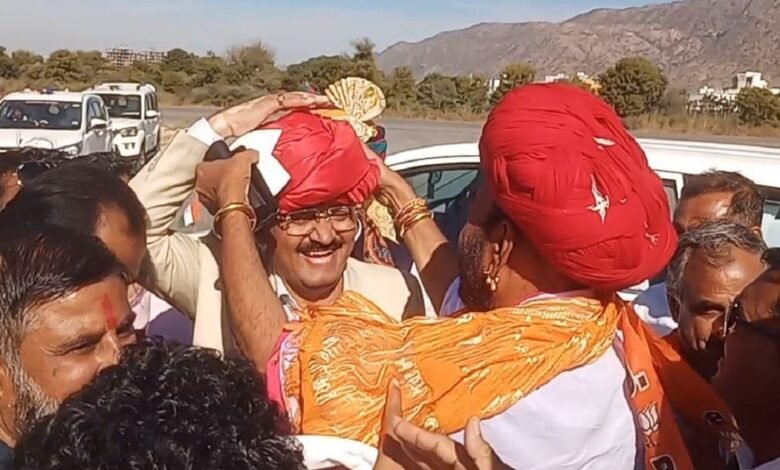 सिरोही. राज्यमंत्री ओटाराम देवासी ने उप मुख्यमंत्री प्रेमचंद बैरवा को पहनाई लाल पगड़ी Sirohi: State Minister Otarama Dewasi presented a red turban to Deputy Chief Minister Premchand Bairwa.