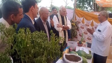 सिरोही. कृषक संवाद कार्यक्रम में प्रदर्शनी का अवलोकन करते राजस्थान किसान आयोग अध्यक्ष व अन्य। Sirohi. Rajasthan Farmers Commission Chairman and others observing the exhibition in the Krishak Samvad program.