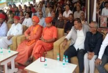 सिरोही. सांसद व राज्यमंत्री के बगल में दिखा चित्तौडग़ढ़ रमेश इनाणी हत्या मामले में संदिग्ध आरोपी संत भजनाराम Sirohi: Sant Bhajanaram a suspect in the Chittorgarh Ramesh Inani murder case was seen sitting next to the MP and the Minister of State.