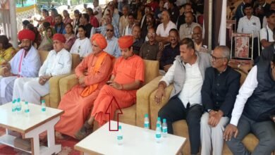 सिरोही. सांसद व राज्यमंत्री के बगल में दिखा चित्तौडग़ढ़ रमेश इनाणी हत्या मामले में संदिग्ध आरोपी संत भजनाराम Sirohi: Sant Bhajanaram a suspect in the Chittorgarh Ramesh Inani murder case was seen sitting next to the MP and the Minister of State.