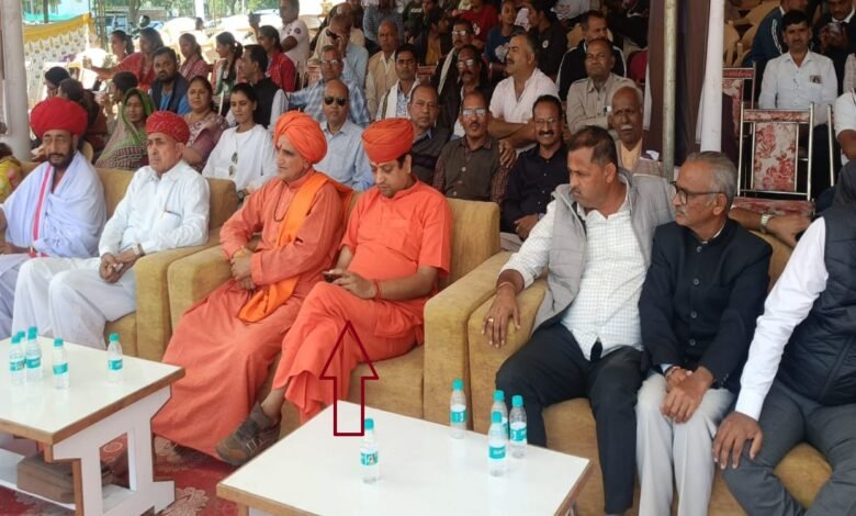 सिरोही. सांसद व राज्यमंत्री के बगल में दिखा चित्तौडग़ढ़ रमेश इनाणी हत्या मामले में संदिग्ध आरोपी संत भजनाराम Sirohi: Sant Bhajanaram a suspect in the Chittorgarh Ramesh Inani murder case was seen sitting next to the MP and the Minister of State.