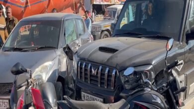 सिरोही. गोयली चौराहे पर दो गुटों में टकराव- कई वाहन क्षतिग्रस्त- दहशत में आए लोग Sirohi: Clashes between two groups at Goyali intersection - several vehicles damaged - people panic-stricken.