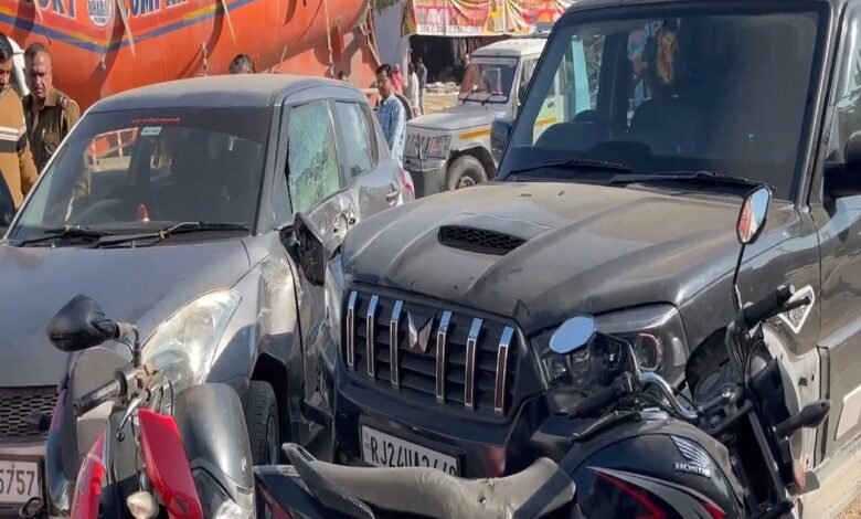 सिरोही. गोयली चौराहे पर दो गुटों में टकराव- कई वाहन क्षतिग्रस्त- दहशत में आए लोग Sirohi: Clashes between two groups at Goyali intersection - several vehicles damaged - people panic-stricken.