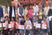 सिरोही. सांसद खेल महोत्सव का समापन- विजेताओं को किया पुरस्कृत- प्रधानमंत्री नरेन्द्र मोदी वर्चुअल रूप में जुड़े Sirohi: The MP Sports Festival concluded - Winners were awarded - Prime Minister Narendra Modi joined virtually.