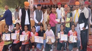 सिरोही. सांसद खेल महोत्सव का समापन- विजेताओं को किया पुरस्कृत- प्रधानमंत्री नरेन्द्र मोदी वर्चुअल रूप में जुड़े Sirohi: The MP Sports Festival concluded - Winners were awarded - Prime Minister Narendra Modi joined virtually.