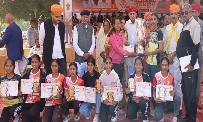 सिरोही. सांसद खेल महोत्सव का समापन- विजेताओं को किया पुरस्कृत- प्रधानमंत्री नरेन्द्र मोदी वर्चुअल रूप में जुड़े Sirohi: The MP Sports Festival concluded - Winners were awarded - Prime Minister Narendra Modi joined virtually.