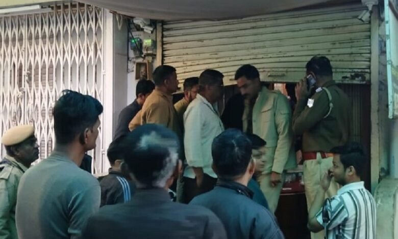 सिरोही. पुलिस गश्त को ठेंगा दिखाते हुए सदर बाजार में सेंधमारी Sirohi: Thieves break into a shop in Sadar Bazaar - defying police patrols.