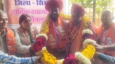 सिरोही में राज्यमंत्री व भाजपा प्रदेश मंत्री का अभिनंदन करते कार्यकर्ता। Workers felicitating the Minister of State otaram dewasi and BJP State Minister narayan purohit in Sirohi.