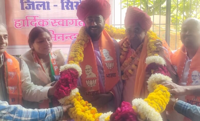 सिरोही में राज्यमंत्री व भाजपा प्रदेश मंत्री का अभिनंदन करते कार्यकर्ता। Workers felicitating the Minister of State otaram dewasi and BJP State Minister narayan purohit in Sirohi.