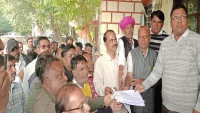 सिरोही. स्वच्छता अभियान में बेपरवाही के आरोप में पंचायतों पर हुई कार्रवाई से प्रशासकों में रोष Sirohi. Action taken against panchayats for negligence in the cleanliness drive has angered administrators.