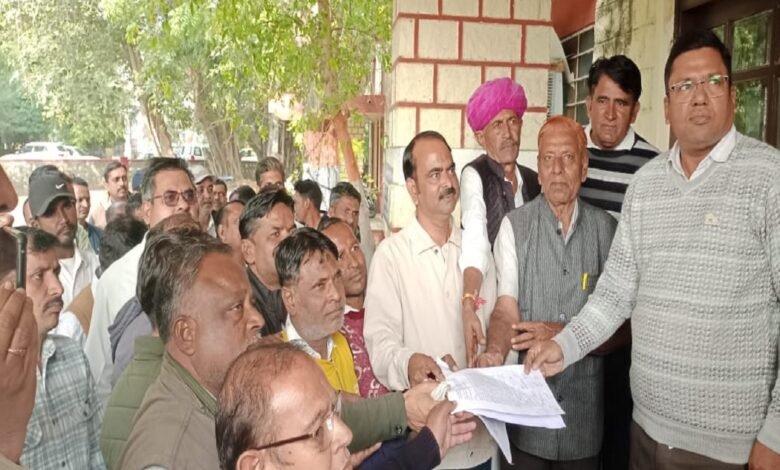 सिरोही. स्वच्छता अभियान में बेपरवाही के आरोप में पंचायतों पर हुई कार्रवाई से प्रशासकों में रोष Sirohi. Action taken against panchayats for negligence in the cleanliness drive has angered administrators.