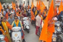 सिरोही. विराट हिन्दू सम्मेलन- पत्रक व पीले चावल बांटकर दिया सम्मेलन का न्यौता Sirohi: Virat Hindu Conference - Invitations to the conference were extended by distributing leaflets and yellow rice.