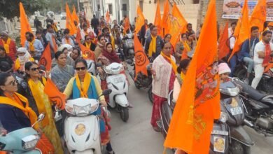 सिरोही. विराट हिन्दू सम्मेलन- पत्रक व पीले चावल बांटकर दिया सम्मेलन का न्यौता Sirohi: Virat Hindu Conference - Invitations to the conference were extended by distributing leaflets and yellow rice.