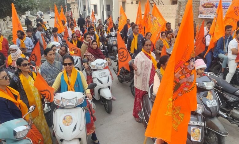 सिरोही. विराट हिन्दू सम्मेलन- पत्रक व पीले चावल बांटकर दिया सम्मेलन का न्यौता Sirohi: Virat Hindu Conference - Invitations to the conference were extended by distributing leaflets and yellow rice.