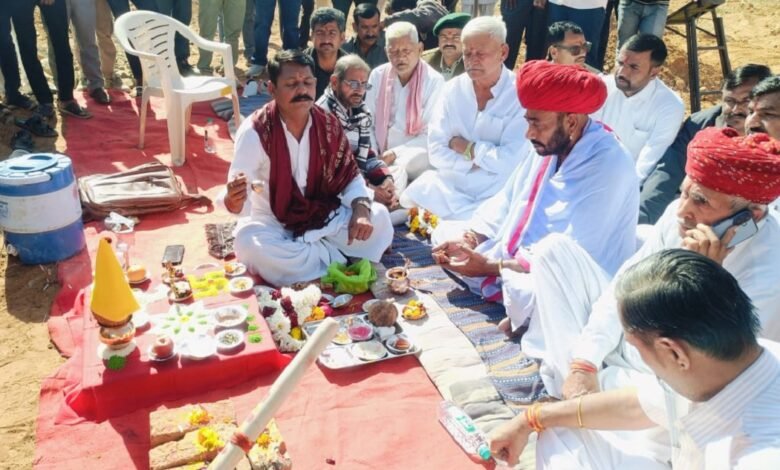 सिरोही. राज्यमंत्री ओटाराम देवासी ने कहा वे जनसेवक के रूप में कार्य कर रहे हैं- कैलाशनगर में विभिन्न कार्यों का शिलान्यास व लोकार्पण Sirohi: Minister of State Otaram Dewasi said he is working as a public servant – laying the foundation stone and inaugurating various projects in Kailashnagar.