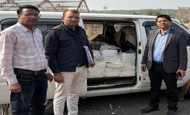 सिरोही में पाटन गुजरात से ढाबों के लिए आया छह क्विंटल मिलावटी पनीर पकड़ा Six quintals of adulterated paneer (cottage cheese) that had arrived from Patan- for roadside eateries was seized in Sirohi.