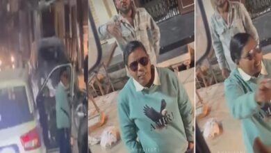 सिरोही. पिण्डवाड़ा में सडक़ पर कार रोक मिठाई खरीद रही कांस्टेबल का रौब- बस चालक को पुलिसिया अंदाज में धमकाया- रोड तेरे बाप की है लंगूर कहीं का कल मिलना तुझे बताती हूं... Sirohi. In Pindwara, a female constable stopped her car on the road to buy sweets and then, in a typical police manner, threatened the bus driver, saying, "Is this road your father's? You baboon, meet me tomorrow, I'll show you..."