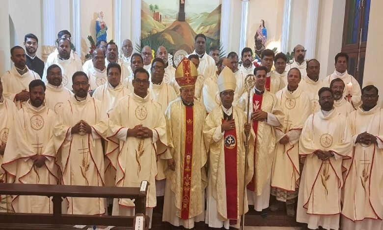 सिरोही. आबूरोड में मसीह समुदाय की ओर से होली नेम ऑफ जीसस गिरजाघर का शताब्दी समारोह धूमधाम से मनाया Sirohi: The centenary celebrations of the Holy Name of Jesus Church were celebrated with great pomp and show by the Christian community in Abu Road.