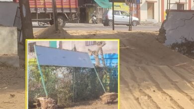 सिरोही. वीआईपी के स्वागत में अरविंद पैवेलियन की चारदीवारी को तोड़ा - साइन बोर्ड उखाड़ दिया Sirohi: To welcome VIPs, the boundary wall of Arvind Pavilion was demolished and the sign board was removed.