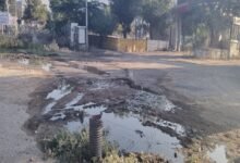 सिरोही. सदर थाने के सामने हाईवे पर पानी का लीकेज- बढ़ रही वाहन चालकों की मुसीबत Sirohi: Water leakage on the highway in front of the Sadar police station - causing increasing problems for motorists.