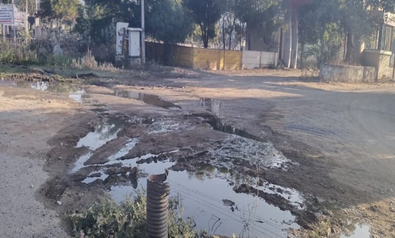 सिरोही. सदर थाने के सामने हाईवे पर पानी का लीकेज- बढ़ रही वाहन चालकों की मुसीबत Sirohi: Water leakage on the highway in front of the Sadar police station - causing increasing problems for motorists.