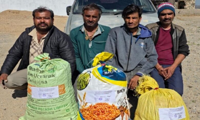 सिरोही. रोहिड़ा थाना पुलिस ने गोपालाबेड़ा में कार्रवाई करते हुए कार में गांजा ले जा रहे चार जनों को गिरफ्तार कर लिया। Sirohi: Rohida police, acting in ​​Gopalabera arrested four people who were transporting cannabis in a car.