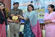 सिरोही. राष्ट्रीय सडक़ सुरक्षा माह का समापन- कार्मिकों एवं युवाओं को पुरस्कृत किया Sirohi: National Road Safety Month concludes - Employees and youth were awarded.